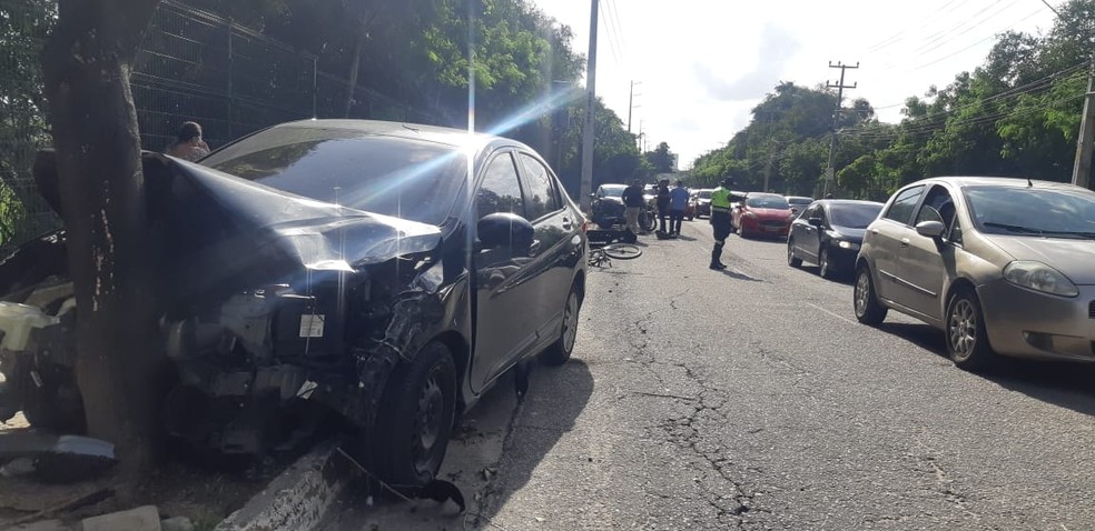 Ciclista é atropelado na Avenida Murilo Borges em Fortaleza na manhã desta sexta-feira.  — Foto: Leabém Monteiro/SVM