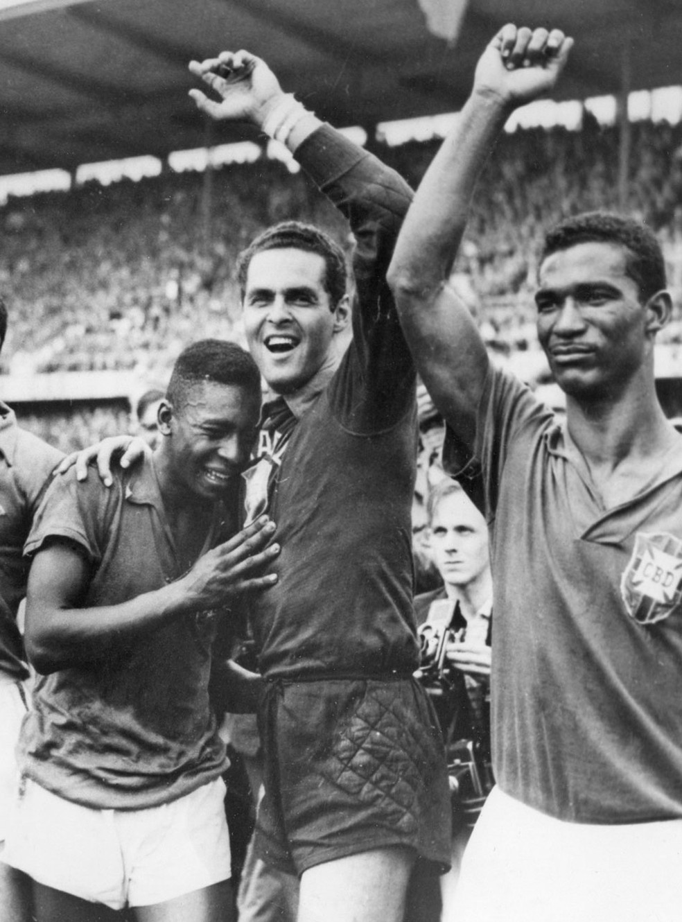 Pelé chora nos ombros de Gilmar ao comemorar o título mundial de 1958 — Foto: Agência AP 