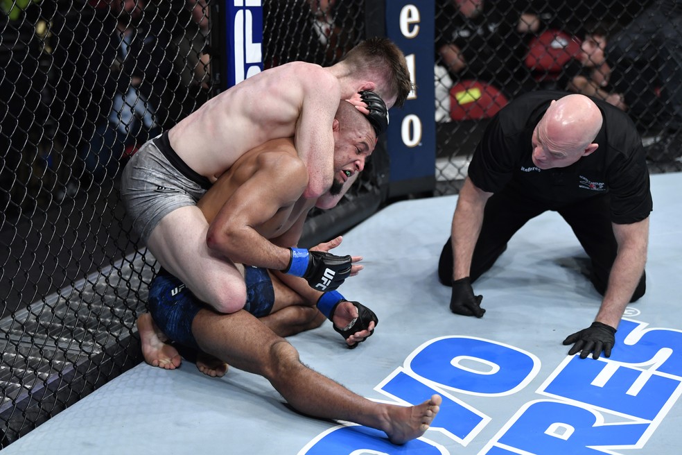 Brett Johns finaliza Tony Gravely com um mata-leão no UFC Raleigh — Foto: Getty Images