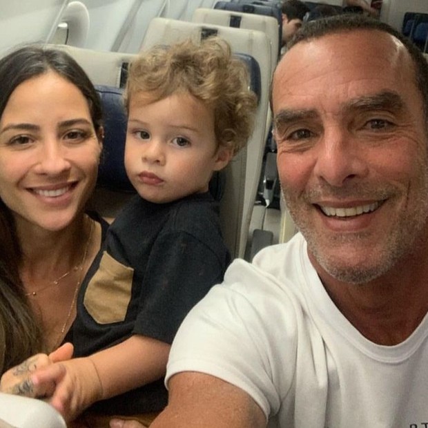 Paulo Zulu com a família retornando ao Brasil (Foto: Reprodução/ Instagram)