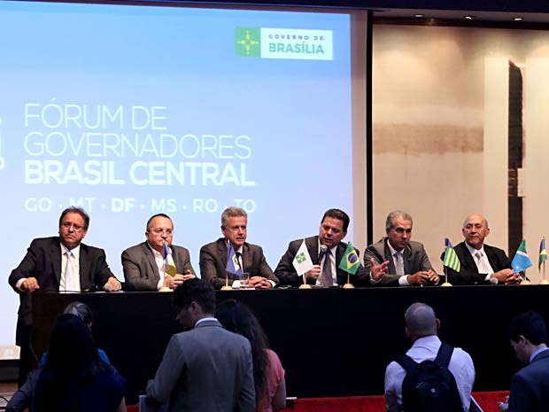 Governadores do DF e dos estados do Centro-Oeste, Tocantins e Rondônia durante fórum de criação do Consórcio "Brasil Central" (Foto: Andre Borges/Agência Brasília)