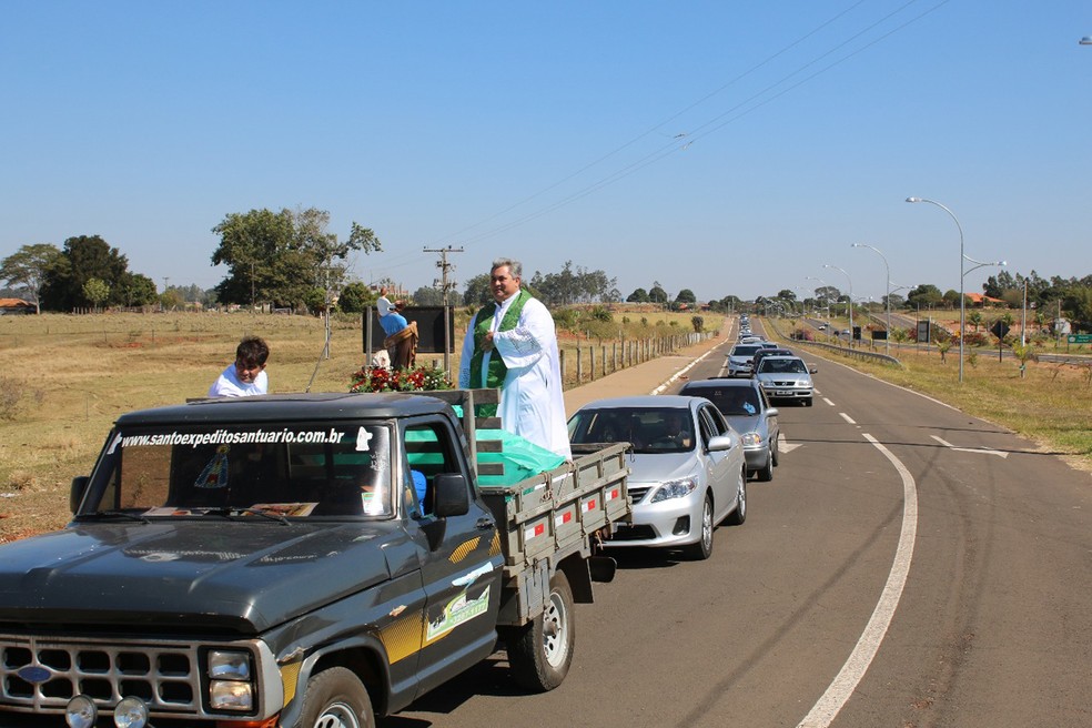 Procissão motorizada reuniu cerca de 200 veículos (Foto: Pascom/Santuário de Santo Expedito/Divulgação)