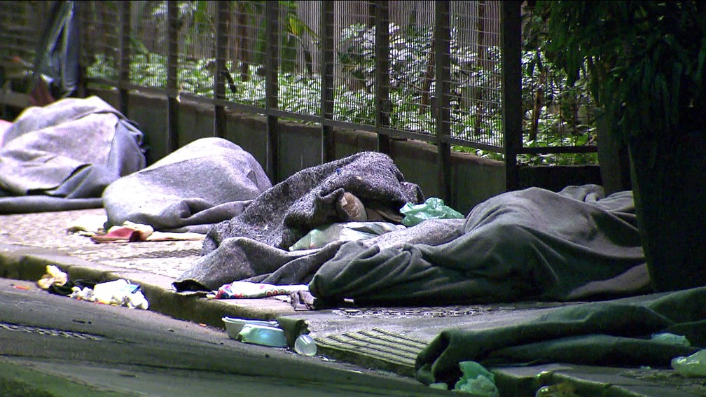 Moradores de rua tentam se esquentar durante madrugada fria em São Paulo. — Foto: Reprodução/TV Globo