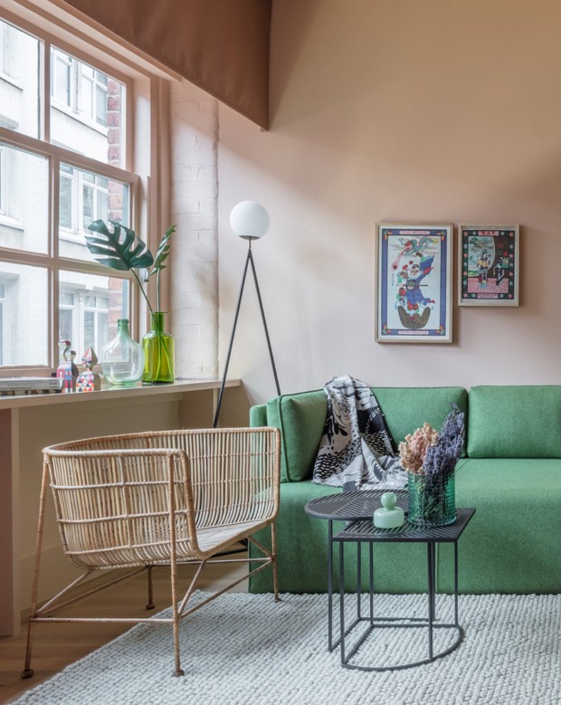 Tons pastel: sala de estar com sofá colorido e cadeira de vime (Foto: NICHOLAS WORLEY /  REPRODUÇÃO )