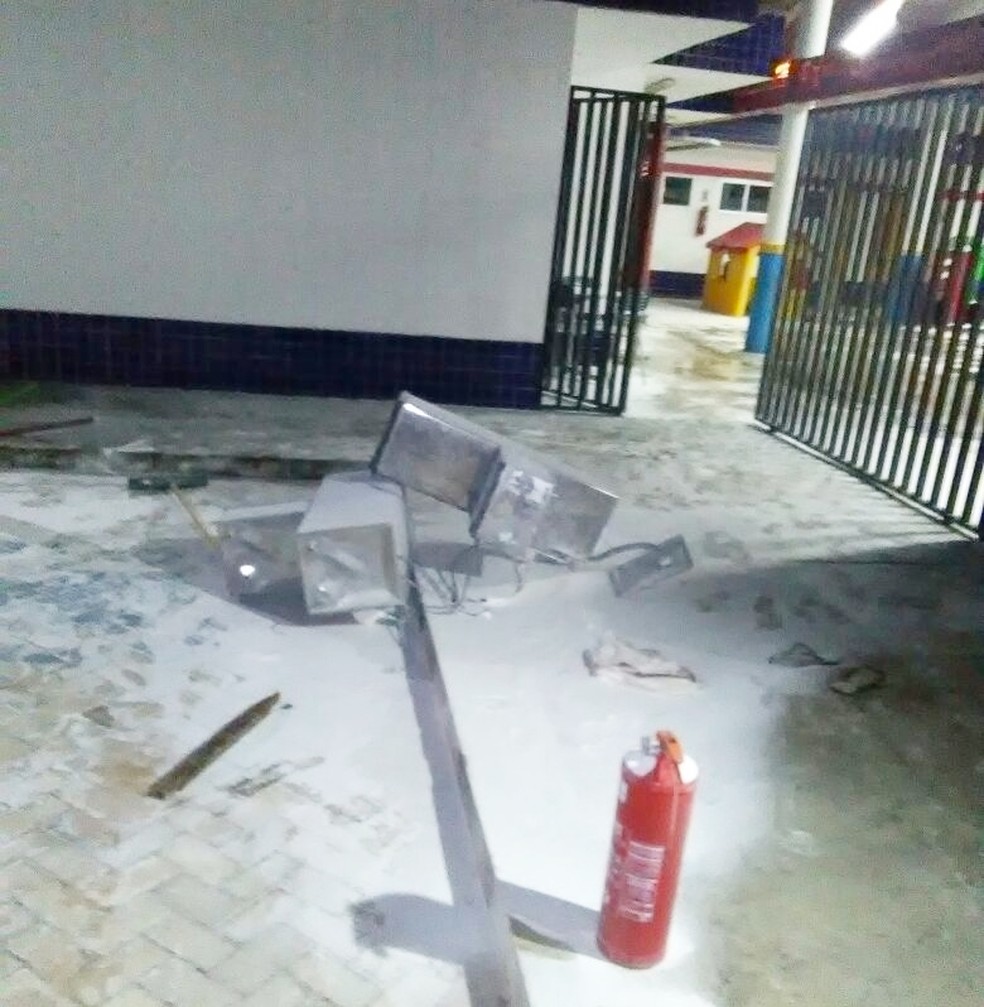 Extintores de incêndio e bebedouros foram destruídos (Foto: Reprodução/Inter TV Cabugi)
