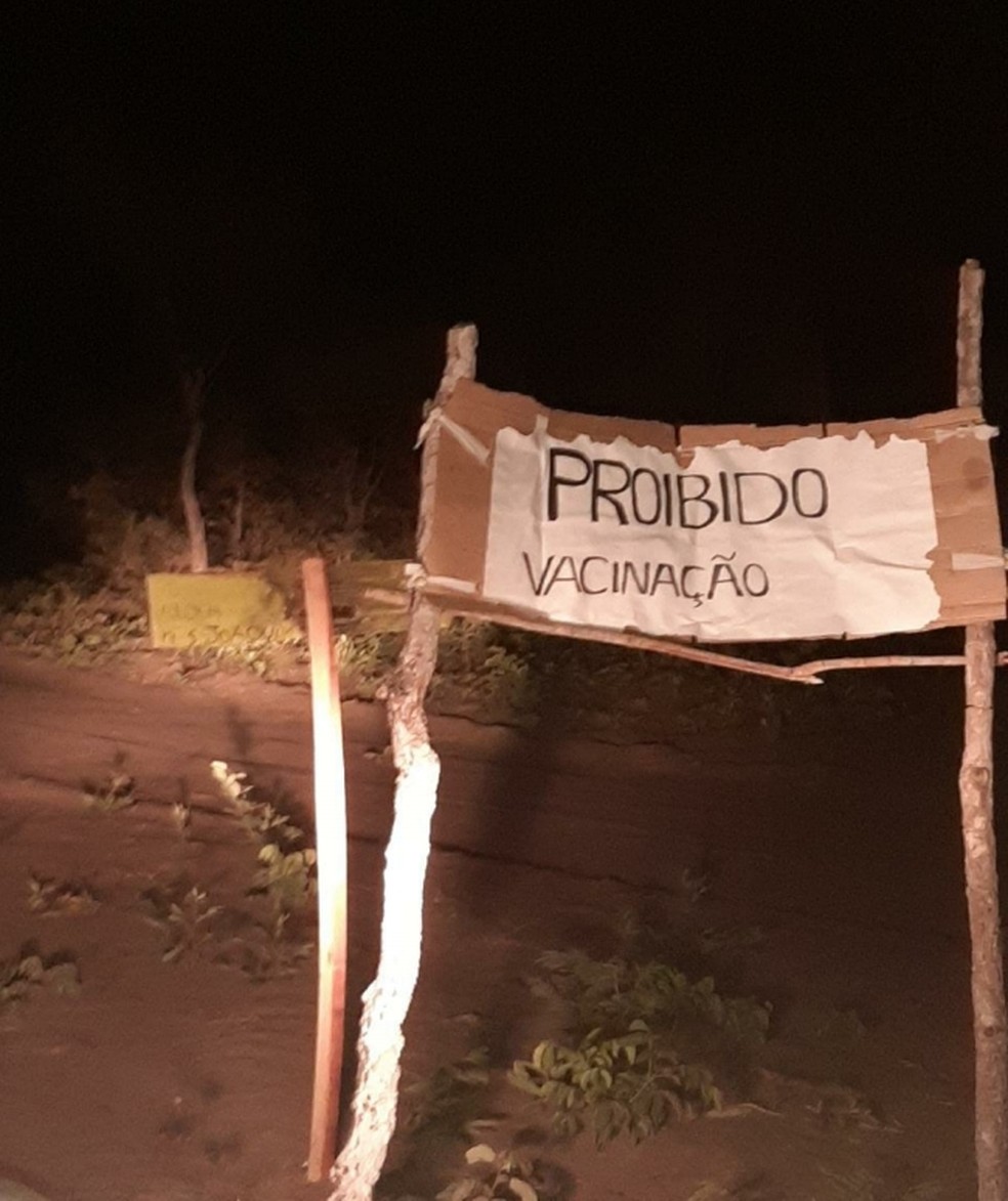 Indígenas colocaram avisos nas entradas das aldeias xavantes proibindo vacinação após fake news em Mato Grosso — Foto: MPF/Mato Grosso
