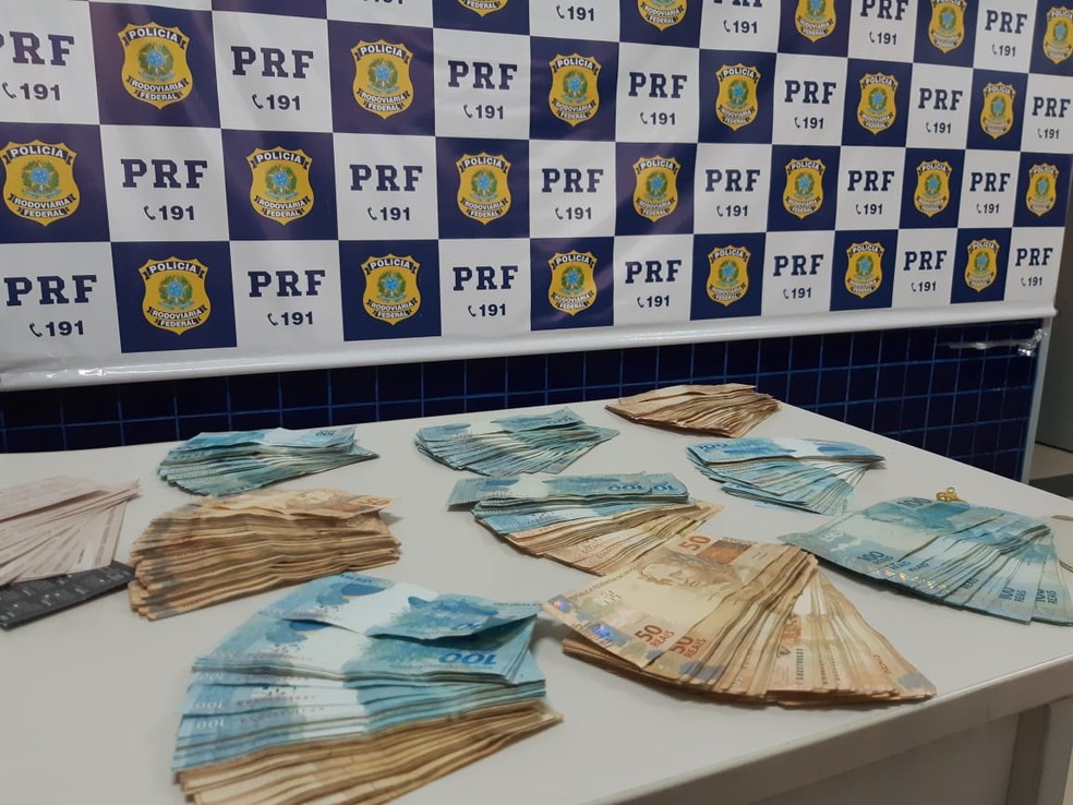 Dinheiro e cheques estavam escondidos no porta-malas de carro em Floriano, Sul do Piauí — Foto: Divulgação/PRF