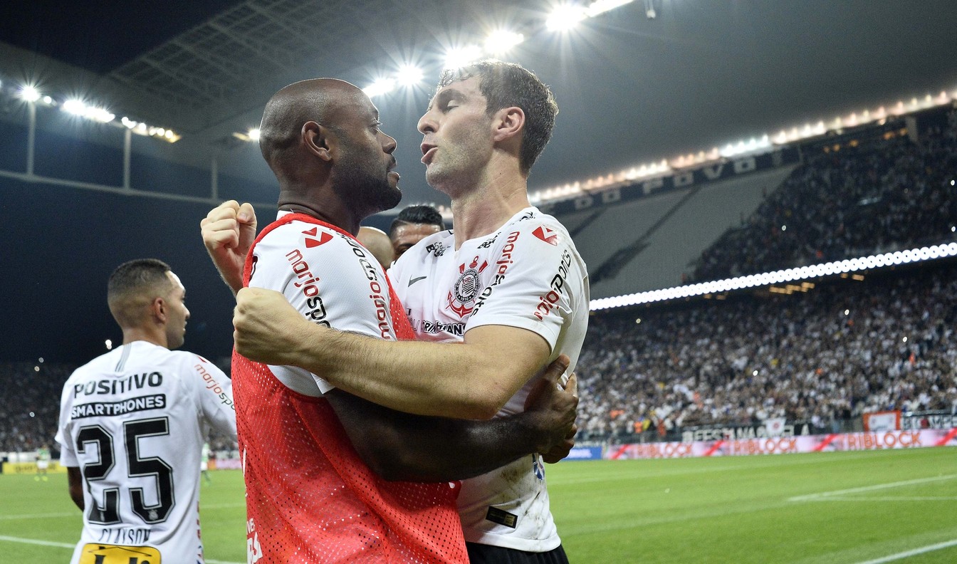 Love e Boselli aproveitam chance de Carille para melhorar aproveitamento