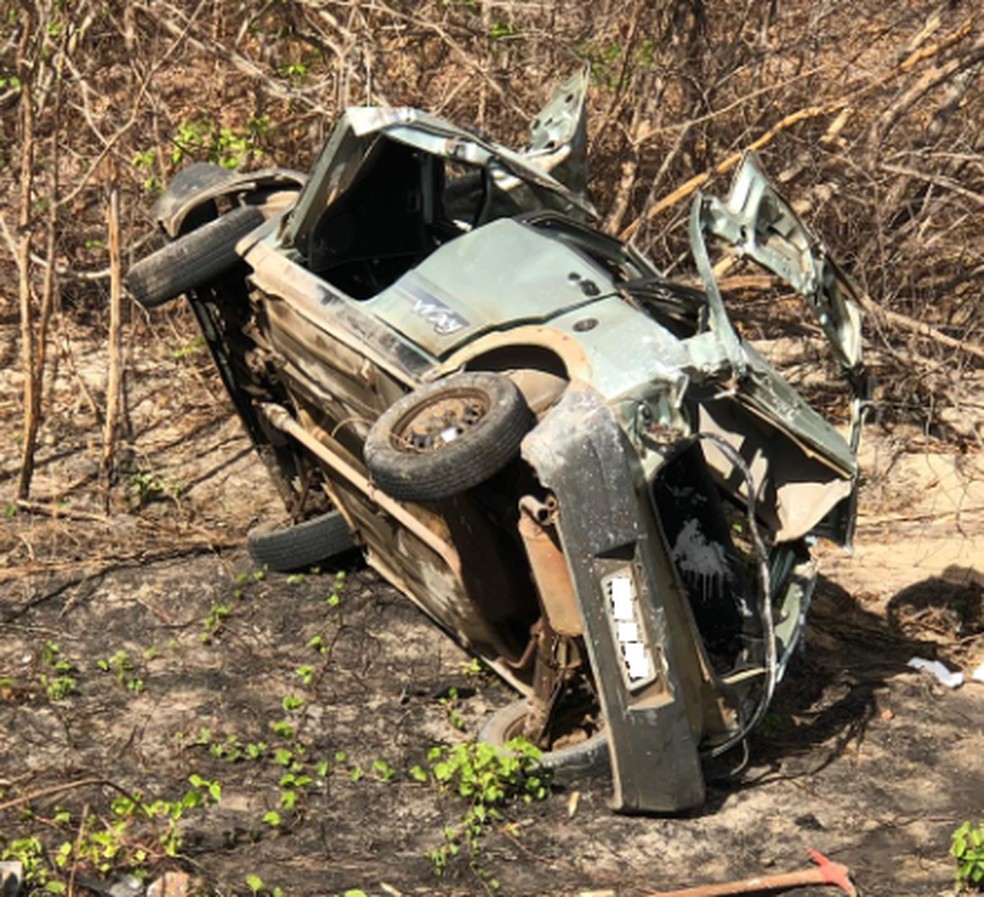 Automóvel ficou destruído por causa do acidente. Uma pessoa morreu e outras duas ficaram feridas. — Foto: Reprodução/Sistema Verdes Mares