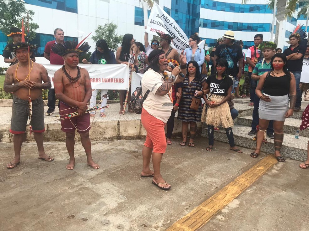 Manifestantes indígenas queriam ser recebidos pelo governo, mas não conseguiram.  — Foto: Hosana Morais/Rede Amazônica
