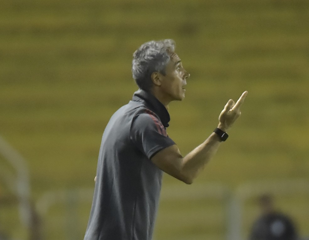 Paulo Sousa falou muito durante o jogo do Flamengo — Foto: André Durão