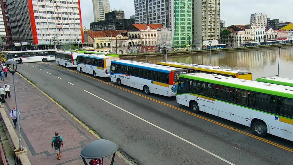 Rodoviários paralisaram atividades pedindo vacina contra a Covid-19 no Recife — Foto: Reprodução/TV Globo