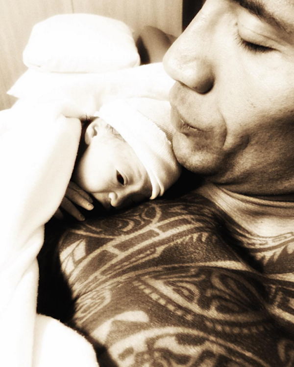 Dawyne Johnson e sua filha recém-nascida (Foto: Instagram)