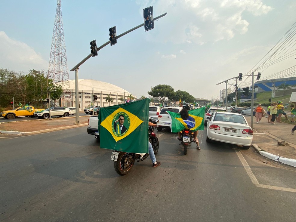 Manifestantes levaram bandeiras ao ato de Cuiabá.  — Foto: Carla Salentim/TV Centro América