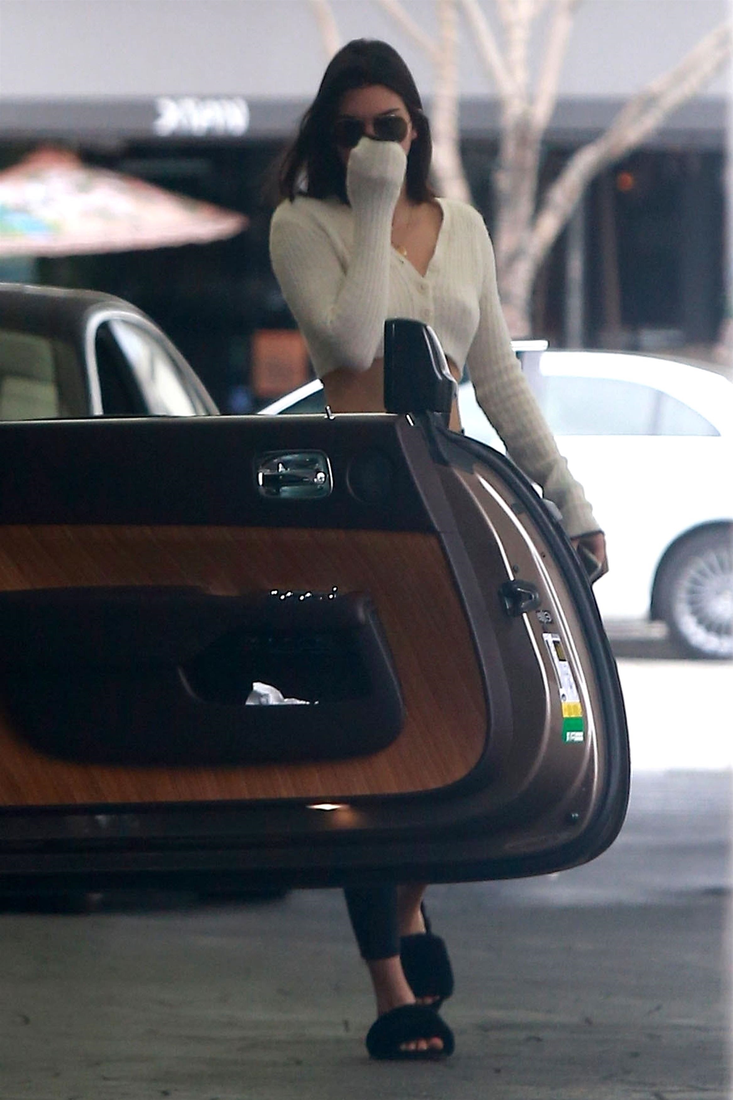 Kendall Jenner esconde o rosto na saída de dermatologista (Foto: BACKGRID)
