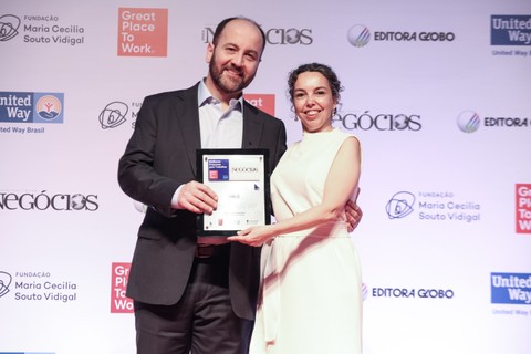Sérgio Saraiva, vice-presidente de desenvolvimento organizacional da Cielo, recebe o prêmio GPTW 2019