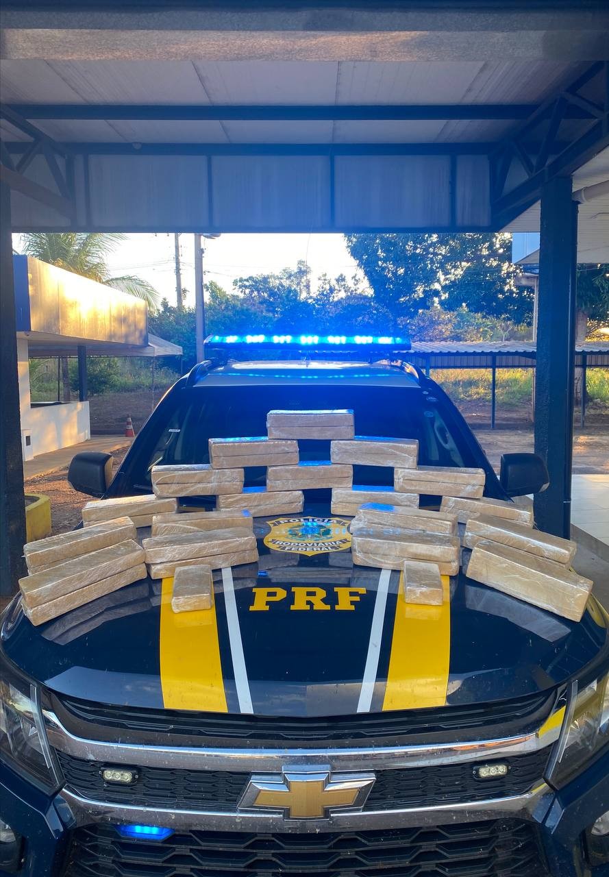 PRF apreende quase 30 quilos de maconha que estava escondida em bagageiro de ônibus