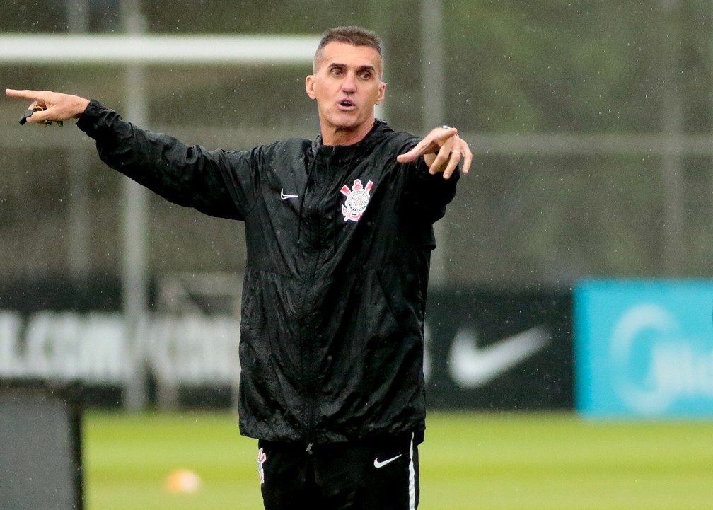 Vagner Mancini orienta jogadores do Corinthians durante treino — Foto: Rodrigo Coca / Ag.Corinthians