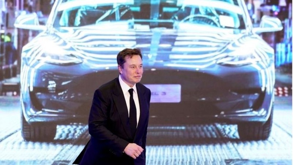 Maioria dos participantes disse que Musk deve vender ações da Tesla — Foto: Reuters via BBC