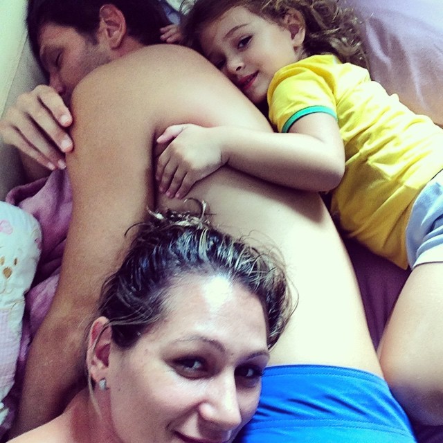 Juliana Frias com a filha e o marido Mário Frias (Foto: Reprodução - Instagram)