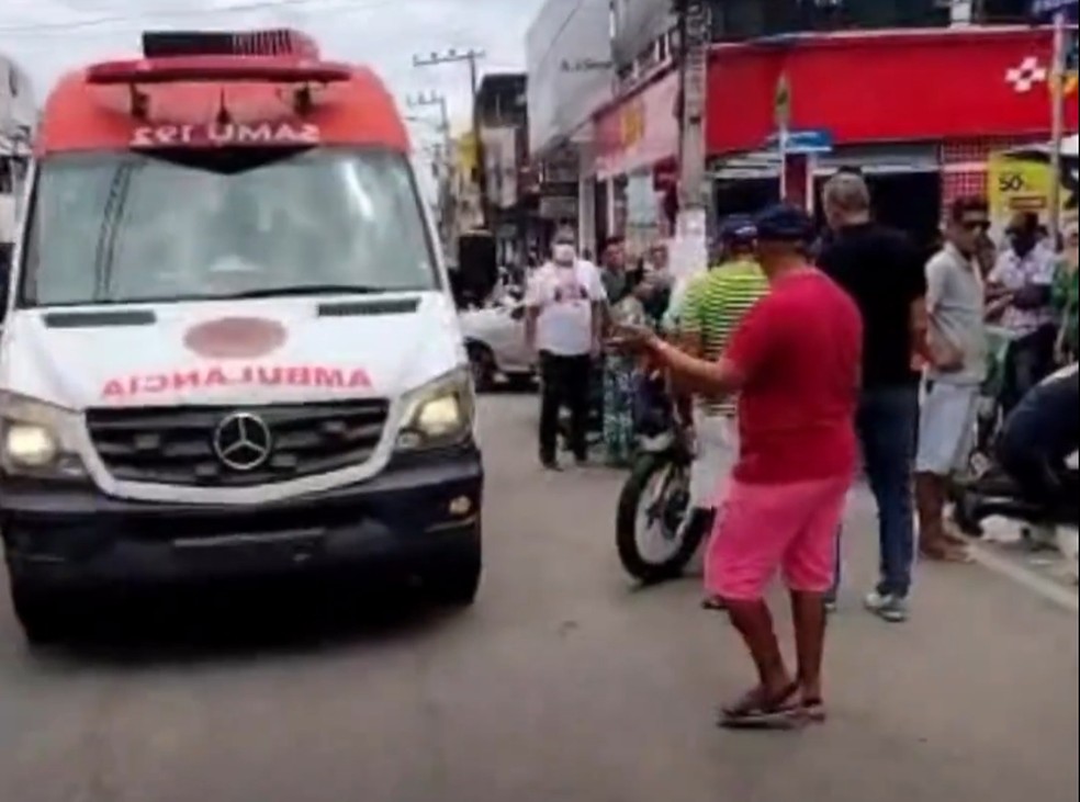 Equipe do Samu Alagoas tentou reanimação em vendedor ambulante de 70 anos no centro de Arapiraca, AL, mas vítima não resistiu — Foto: Divulgação/Samu Alagoas