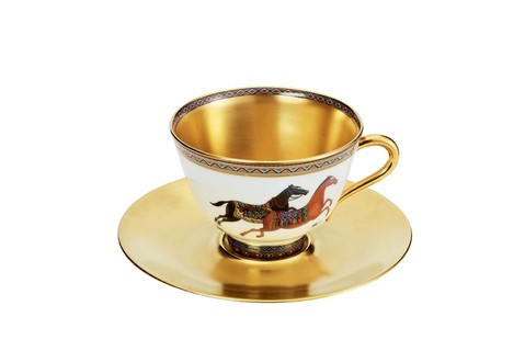 Xícara de chá Cheval d’Orient, de porcelana, 10 x 12 cm de diâm., da Hermès, a partir de R$ 1.625