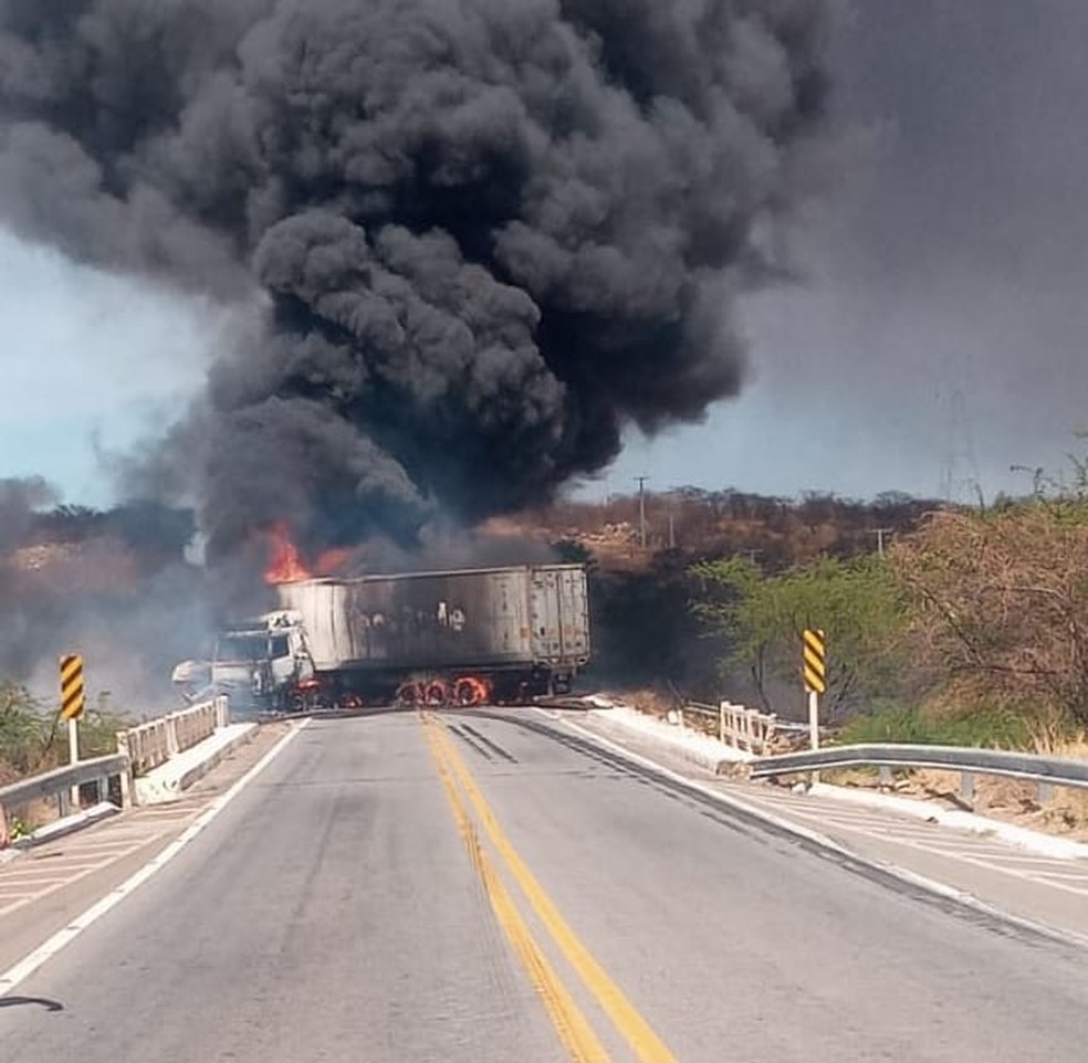 Caminhões pegam fogo após colisão na BR-304; rodovia é interditada  — Foto: Redes sociais