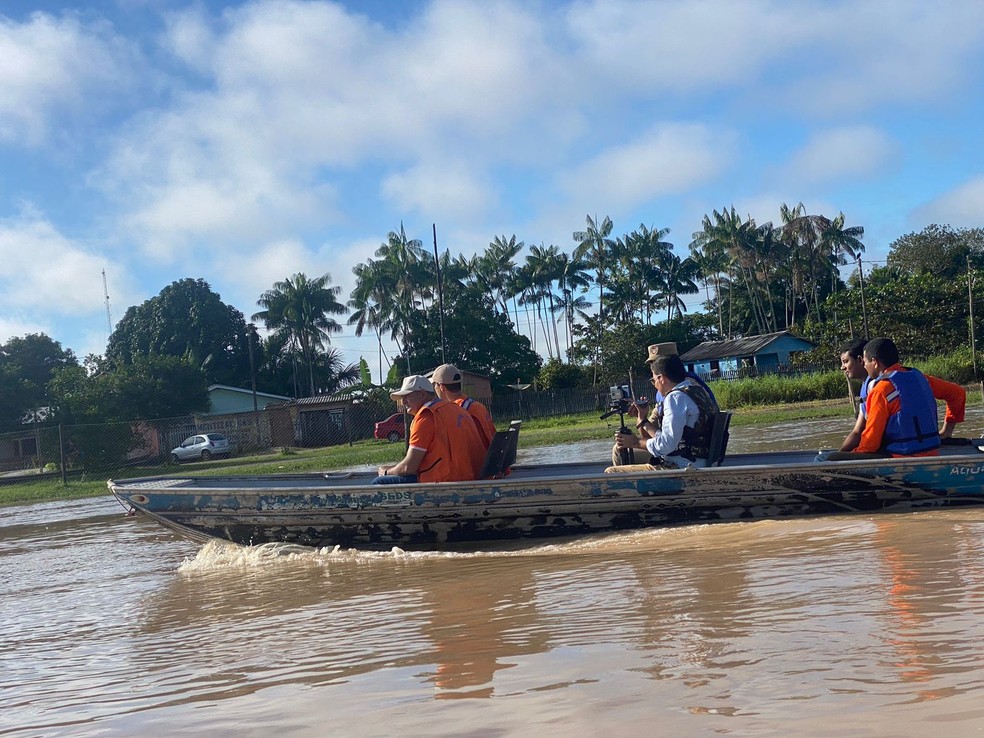 Rio Juruá segue vazando e baixa 33 centímetros em um dia no interior do Acre  — Foto: Rayza Lima/Rede Amazônica Acre 