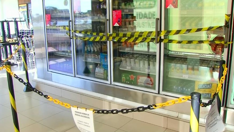 Comerciantes lacram geladeiras de bebidas alco&oacute;licas em Rio Preto &mdash; Foto: Reprodu&ccedil;&atilde;o/TV TEM