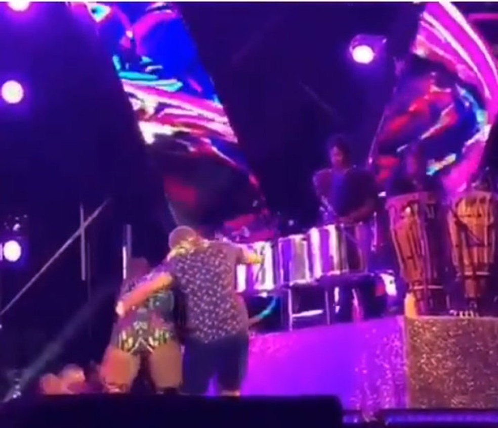 Ivete se desequilibrou e caiu no durante show na Bahia — Foto: Reprodução/Instagram
