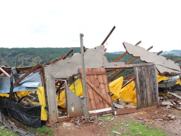Barracões na área rural de Francisco Beltrão não resistiram à força do vento (Foto: Prefeitura de Francisco Beltrão/ Divulgação)