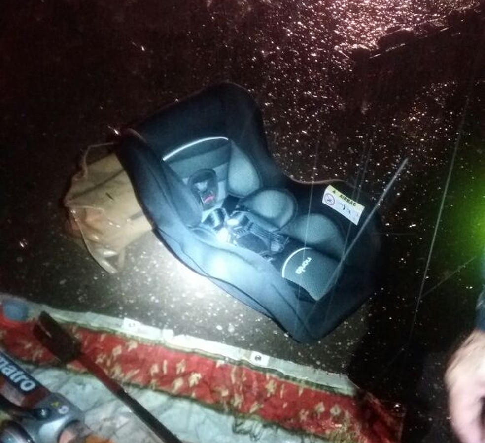 Segundo a PRF, crianÃ§a que acabou morrendo apÃ³s colisÃ£o entre veÃ­culos teria sido retirado do bebÃª conforto momentos antes do acidente (Foto: DivulgaÃ§Ã£o/PRF-MA)