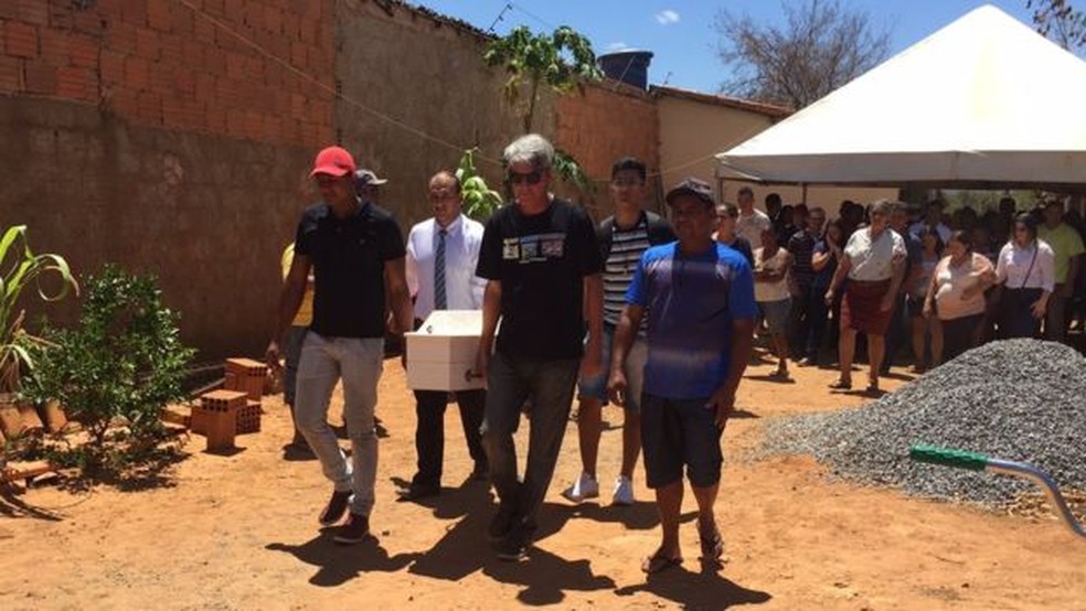 Cerca de cem pessoas participaram de enterro de menina de 4 anos que morreu em incêndio em creche (Foto: Júlia Carneiro/BBC Brasil)