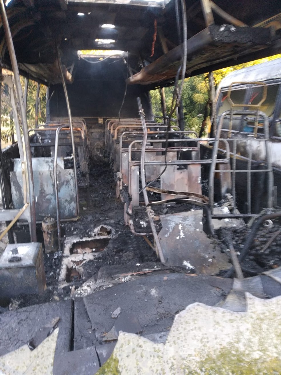 Três veículos ficaram completamente destruídos  — Foto: Corpo de Bombeiros/Divulgação 