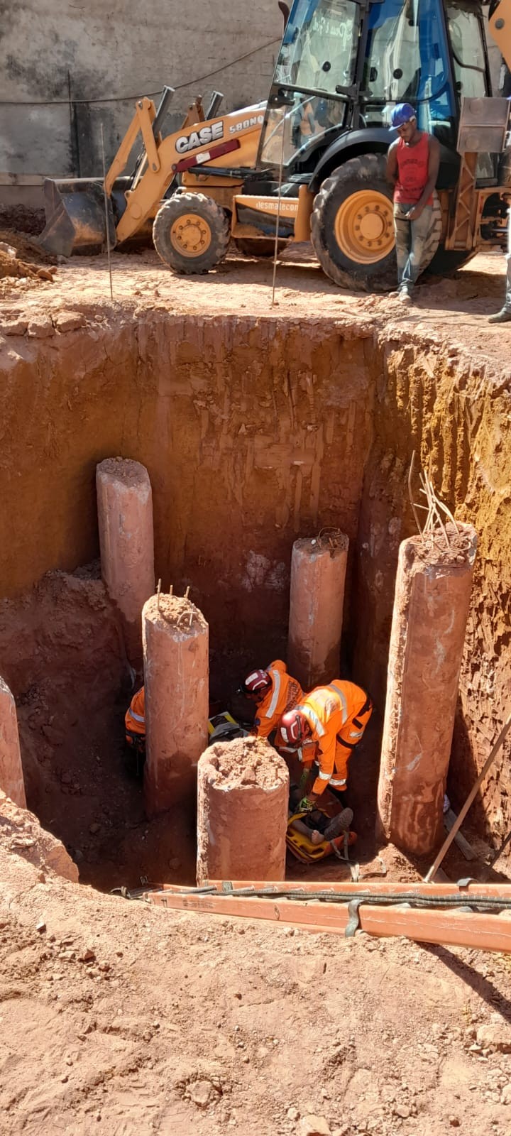 Trabalhador de construção civil cai em buraco de fundação de prédio em Manhuaçu 