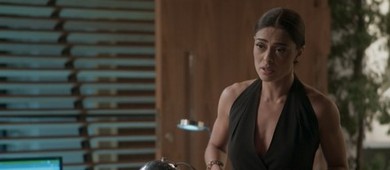 Carolina pede que Max vá a ensaio no lugar dela