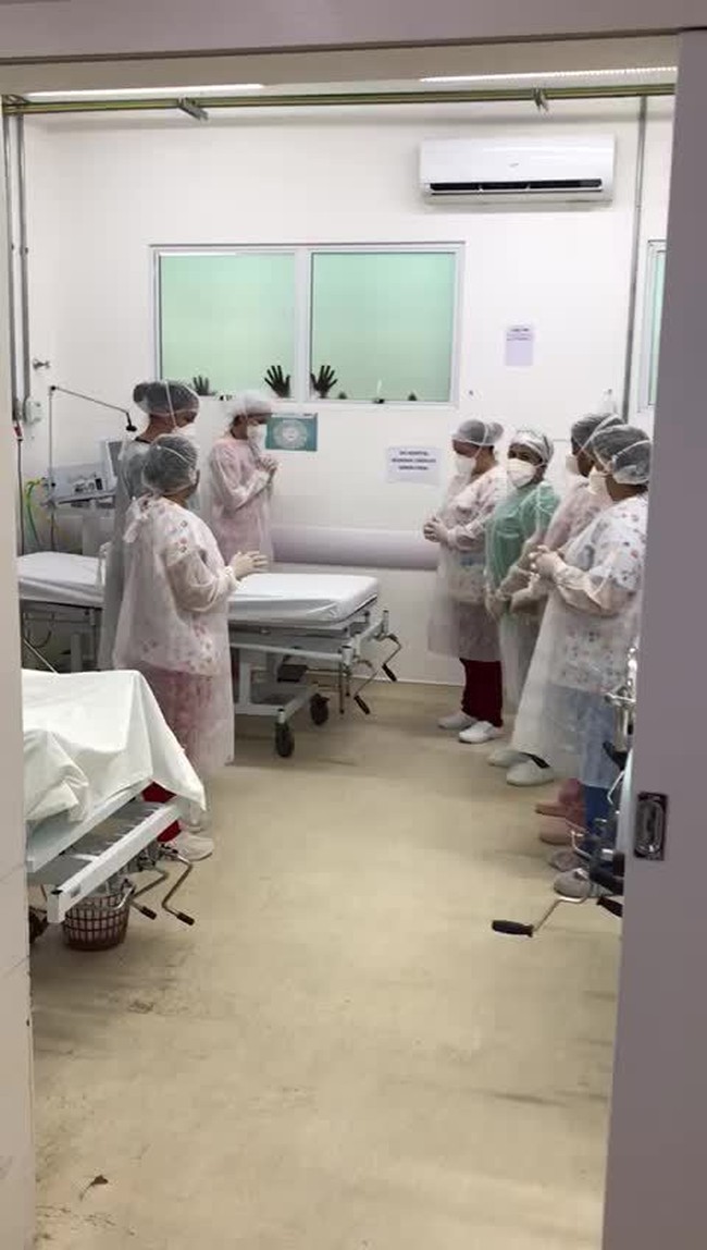 Filhas rezam com enfermeiras pela recuperação da mãe, internada com Covid-19 no RN