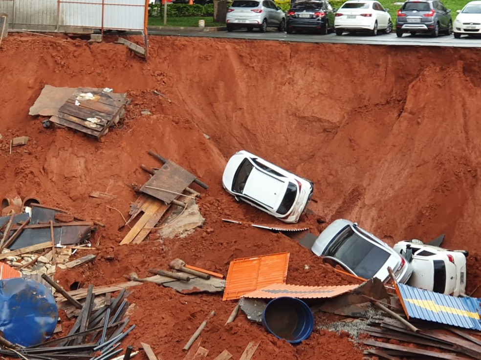 Cratera se abre e engole carros em Brasília — Foto: Pedro Borges/TV Globo