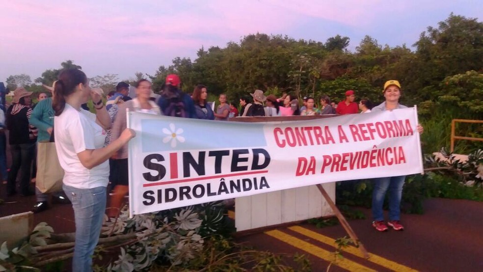 Ato contra a reforma em Sidrolândia, no interior de Mato Grosso do Sul (Foto: Fetems/ Divulgação)