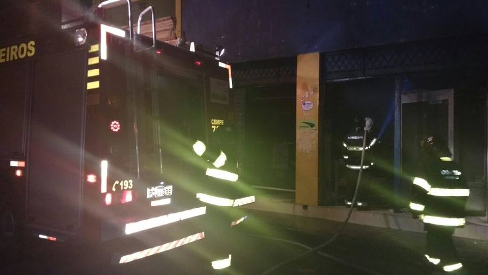 Bombeiros apagaram as chamas dentro de uma loja situada na Rua Tobias Barreto (Foto: Corpo de Bombeiros/Divulgação)