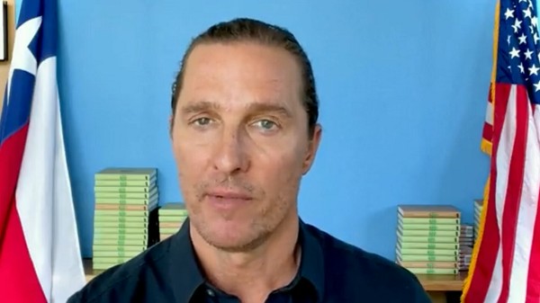 O ator Matthew McConaughey no vídeo em que anunciou sua desistência nas eleições para o governo do Texas em 2022 (Foto: Twitter)