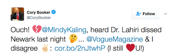 A troca de flertes entre Mindy Calling e o senador Cory Booker (Foto: Twitter)