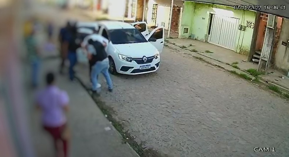 Homem estava conversando em uma calçada quando foi abordado por um grupo armado em Maracanaú. — Foto: Reprodução 