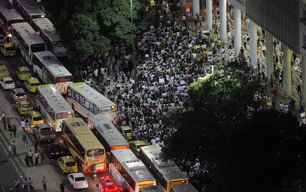 Protesto contra aumento das passagens de ônibus, trens e metrô no Rio de Janeiro, nesta segunda-feira (17). A manifestação é organizada pelo Movimento Passe Livre e se concentrou na Candelária (Foto: Dhavid Normando/Futura Press/Estadão Conteúdo)