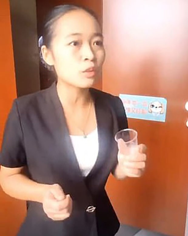 Chinesa bebe água de banheiro que limpou (Foto: Reprodução)