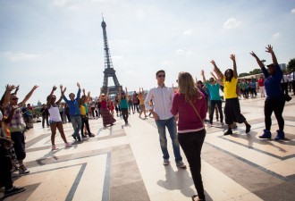 Pedido foi feito no Trocadéro, com vista para a Torre Eiffel. (Foto: Raidel Deucher Ribeiro/VC no G1)