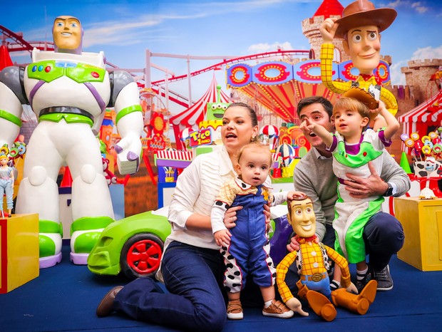 Milena Toscano com e Pedro Ozores com os filhos, JOão Pedro e Francisco (Foto: Manuela Scarpa/BrazilNews)