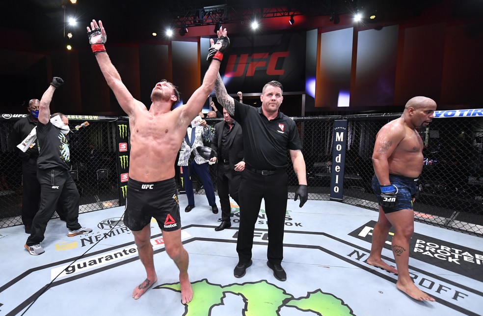 Stipe Miocic vence Daniel Cormier nos pontos — Foto: Getty Images