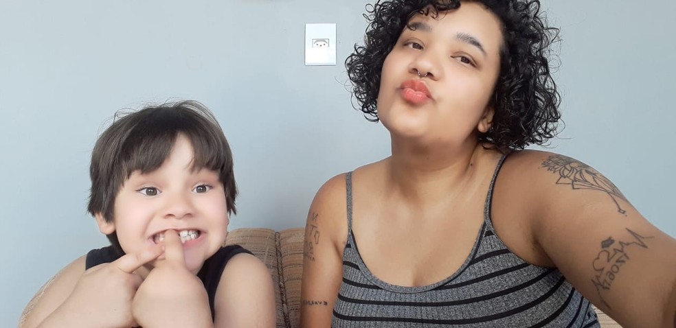 Gabriel e a mãe Geovana dois anos depois dele ficar famoso na web com o 'bilete' — Foto: Arquivo pessoal 