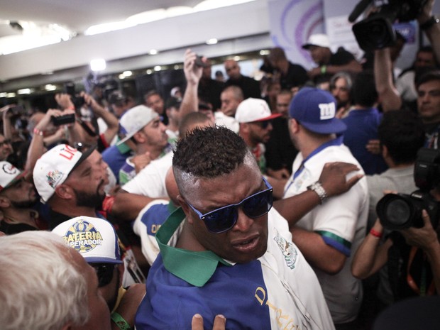 Confusão durante apuração do desfile das escolas de samba de São Paulo (Foto: Caio Kenji/G1)